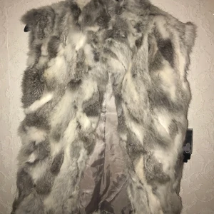  - En kaninpäls från Hollies, olika grå/vita nyanser, aldrig använd! Kostar runt 1500-2000