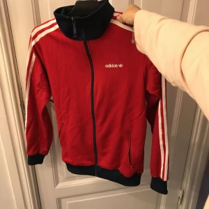  - Jättefin adidaströja med dragkedja, storlek XS men skulle även passa S. Sparsamt använd!