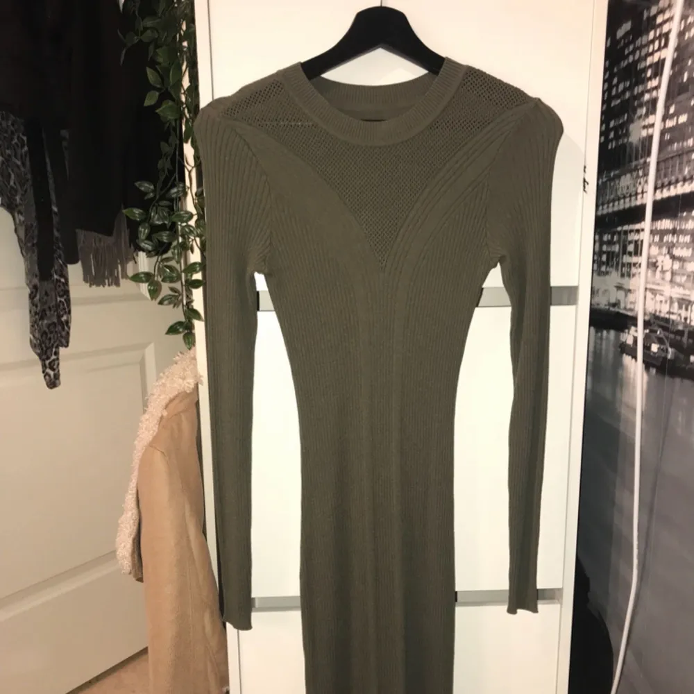 Oanvänd knälång (lite längre) klänning från H&M. Galgen formar klänningen på bilden, inge vaddning. . Klänningar.