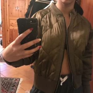  - Bomberjacka köpt online från Kina. Passformen är som en small. Står storlek M i jackan men passar en Small!