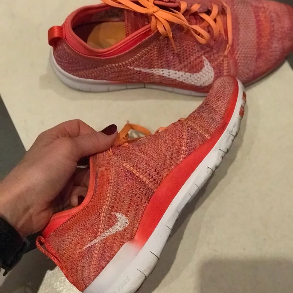 Mina Nike free i rosa/orangea toner från NK sport och fritid använda ett tiotal gånger behöver nu ett nytt hem och nya fötter.  Dem är extremt lätta och sitter väldigt skönt på foten men är tyvärr lite för stora på mig vilket jag insåg några dagar försent och därav fick dem hamna här istället.  Det är storlek 39 på skorna och dem är som sagt använda väldigt lite och har enbart lite småmärken av smuts nertill på den vita sulan. . Skor.