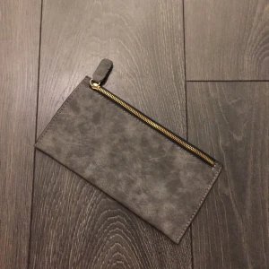  - Som en liten clutch eller plånbok! Väldigt smidig. Bild 2 och 3 är lånade för att visa