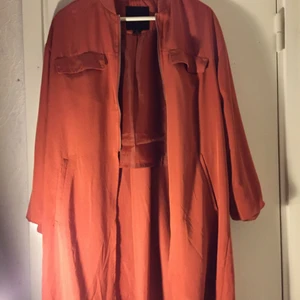  -  Superfin kappa från Monki, går ungefär till knäna (jag är 165cm ) använd ca 3 gånger! Tar swish :) 