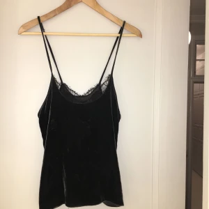  - Sammetslinne med spetsdetaljer från Zara i en mörkblå färg. Aldrig använt! Banden är något långa men enkelt att korta av.💓