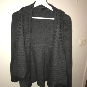  - Supermysig kofta från Calvin Klein i bra skicka! Hör av dig om du undrar något, priset är förhandlingsbart! 