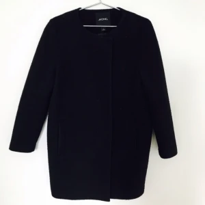  - Knälång kappa från monki med ullmix. Fickor fram och "osynlig"  dubbelknäppning 🙋🏼