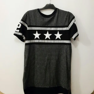  - Lång, svart mönstrad tröja. Använd fåtal gånger