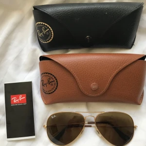  - Säljer mina älskade aviators efter trogen tjänst, då de allt för länge blivit liggandes i fodralet och bortglömde över ett par andra.   I gott skick!   Medföljer både brunt och svart glasögonfodral.   Möts upp eller skickar med gratis frakt. 