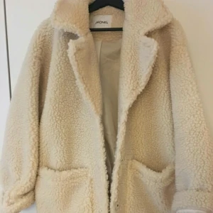  - Ny, superfin Teddy jacka-  slutsåld i small 