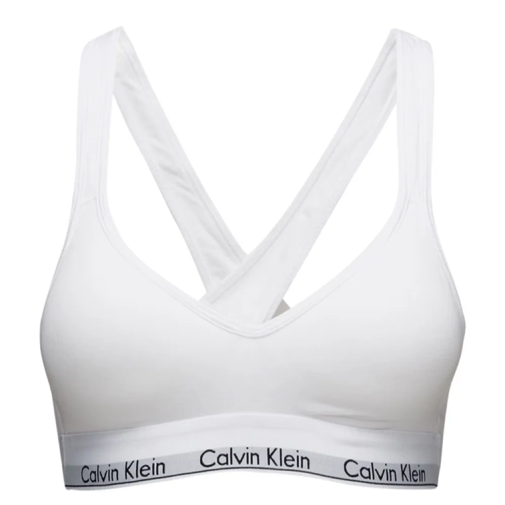 Ny, aldrig använd bh från Calvin Klein. Självklart äkta, den har lite vaddering Dvs lite push-up.. T-shirts.