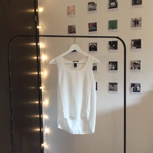  - Klassiskt vitt fin-linne. Perfekt för middagen ute eller på läktaren. Mötes upp i Stockholm eller fraktas. ❣️