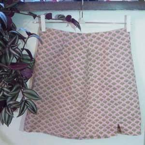 Superfin kjol från Urban Outfitters, med både struktur och mönster. Jättefin både till vardags och fest!