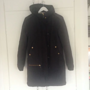  - Parkas eller vinterkappa från Filippa K. Storlek är XS men jag tycker den är en S. Jag har 36 och den passar perfekt.  Använd en säsong. Den svarta färgen är något blekare än vid nyköpt. Nypris var 2400kr.  Jag kan skicka mer info/bilder om det önskas!