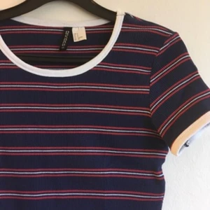  - Fin tröja från divided! Frakt tillkommer.