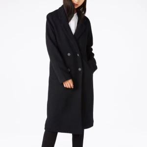  - Höst/vinterkappa från Monki. Nypris 800kr. Egentagen bild skickas när intresse finns för den då den ligger i lådan för vinterkläder ovanför garderoben.   Köparen står för frakten.