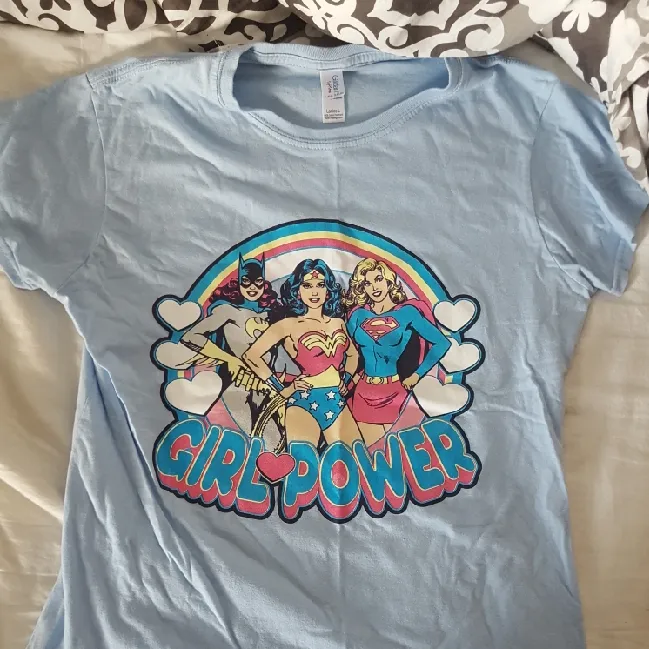 Snygg feministisk tröja med hjältar från DC. Står L men är mer M. Från Science Fiction bokhandeln. Priset är exklusive frakt. Har swish. . T-shirts.