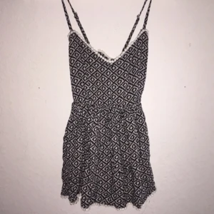  - Linne med korsad rygg. 