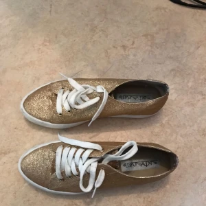  - Härliga guldskor som lyser upp höstmörkret! Möts upp i Sthlm eller skickar mot att köparen betalar för frakten. 