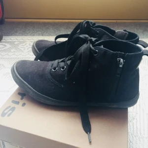  - Knappt använda tygskor med sido-dragkedja och snörning. Inget fel på dem, säljes pga storlek. Helt svarta och passar till mycket. Kontakta mig vid frågor. 🙂