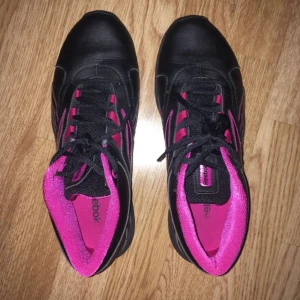  - Reebok skor, knappt använda. Kan användas både inne och ute, köparen står för frakten 