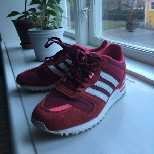  - Superbekväma Adidas, röda strl 38! Endast använt 3-4 gånger. Säljer pga fel storlek. 
