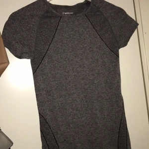  - Grå tunn tränings tröja , köparen står för frakten 