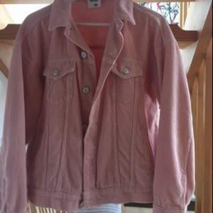 Superfin rosa manchesterjacka från Urban Outfitters. Endast använd ett fåtal gånger, då det inte riktigt är min stil. Nypris 650 kr.