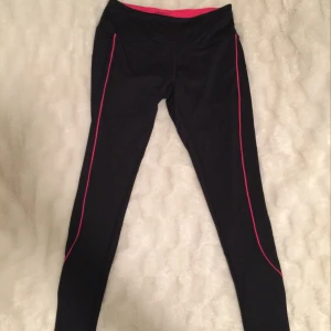  - Helt nya oanvända 3/4 träningstights från Röhnisch. Storlek S men mer som XS. Som sagt aldrig använda så mycket bra skick! Svarta med rosa detaljer samt reflexmärke på benen. Köpare står för frakt 🌟 