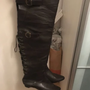  - Bruna lårhöga stövlar med snörning fint skick