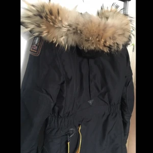  - Hej! 🤗 Säljer min parajumper kodiak i storlek XS i färg svart. (34/36). Passar även storlek S då den är stor i storleken.  Kvitto finns samt fler bilder och videos på jackan kan skickas vid förfrågan. Jag finns i Linköping/Norrköping men kan även frakta jackan vid intresse. 🙂   Jag skickar även med ett "förvaringsfodral" till jackan som du förvarar jackan i när den inte används. Ej innerpäls på jackan.  OBS! Köparen står för frakt och den skickas självklart spårbart och leveranstid är 1-3 arbetsdagar och köparen får självklart tillgång till KOLLI-id nr.   För mer frågor, skicka gärna meddelande 😊👍🏻