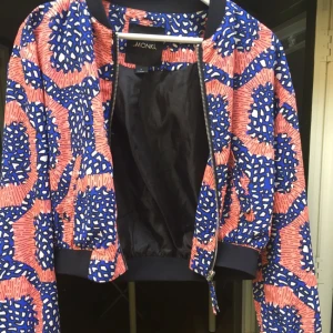  - Monki bomber jacka storlek 34!  
