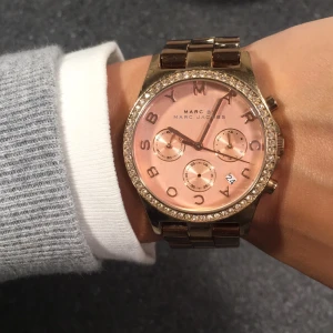  - Marc by Marc Jacobs Henry Rose Gold, inköpspris 3100kr på Mood gallerian i Stockholm. Använt skick (se repan bild 1) och behöver byta batteri, därav priset, sjukt fin men används inte av mig längre!🌸 Boxen kommer med 