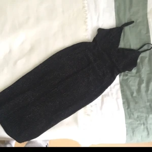  - Snygg glittrig klänning från Bikbok i stretchigt men tight tyg. Passar därför xs-m. Har en sedan tidigare igensydd reva som inte syns tack vare mönstret o glittret.