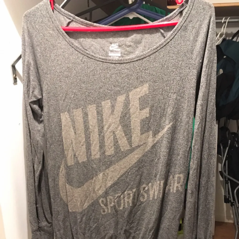 Nike tröja som inte används längre. Behållt den i bra skick. Skulle kunna användas av någon som har M/L också. . Hoodies.