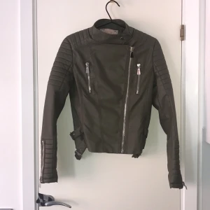  - Chiquelle Moto Jacket ArmyGreen 300 Köparen står för frakten 