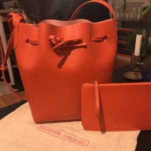 Mansur Gavriel bucket bag med tillhörande plånbok /necessär. Orange/pink. 