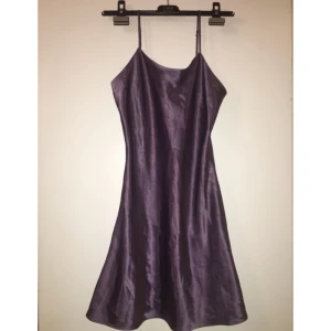  - Mörklila klänning/nattlinne 🔮 typ S men finns ingen lapp. Frakt inkluderat i pris ✨