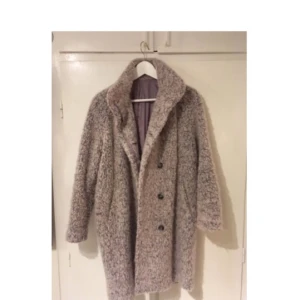  - Samsoe & Samsoe Hoff jacket 6182 Sandgrey Melange  Strl S  Material: 48% Ull, 52% Polyester  Inköpt Vintern 2016 och har alltså burits i en säsong. Den är använd men inte sliten. Luddig är den, men det hör till modellen. Har handsytt ett litet hål i en av fickorna men det syns förstås inget eftersom det är på insidan. Bli ett lamm i vinter!   (Nypris: 2295:-)