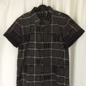  - Skjorta från xlrg, använd 2 gånger. Passar både herr och dam. Pris exklusive frakt