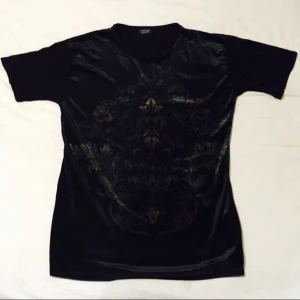  - Mjuk och skön t-shirt med tyg utav sammet  i kroppen och vanligt tyg i armarna. 