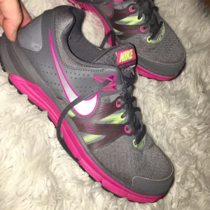  - Nike skor använda vid 1-2 tillfällen. Det är storlek 42 men de är en aning små i storleken! 