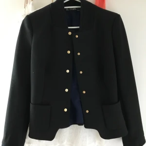  - Jacka/blazer från zara! Använd Max 4 gånger! Ny pris ca 1200kr
