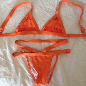  - Helt oanvänd bikini med mesh detaljer på överdelen, och "midje band" på under delen. Plastskydd finns kvar på underdelen. Den är dock mer som S än M. Frakt 30kr ✨