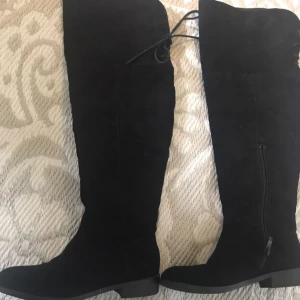  - Höga stövlar från din sko, köpta för 599:-, använda väldigt få gånger men tyvärr slitning på vänster tå.   Frakt på 59:- tillkommer. :) (jag möts inte upp)