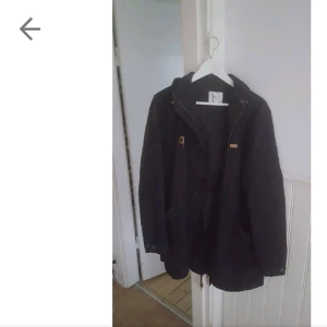  - Sparsamt använd jacka från Stadiums märke Warp. Köparen står för frakten.