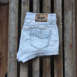  - Ljusa jeansshorts från Stradivarius. Sparsamt använda 