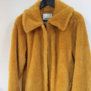  - ASBALL Gul pälsjacka från Monki. Tyvärr aldrih använd då storleken är fel för mig. Storlek S.Köpt för 800kr. Säljer för 490 kr. Eller på bud( alltså skriv vad du vill betala så kan priset diskuteras. Frakt tillkommer på 90 kr🦄