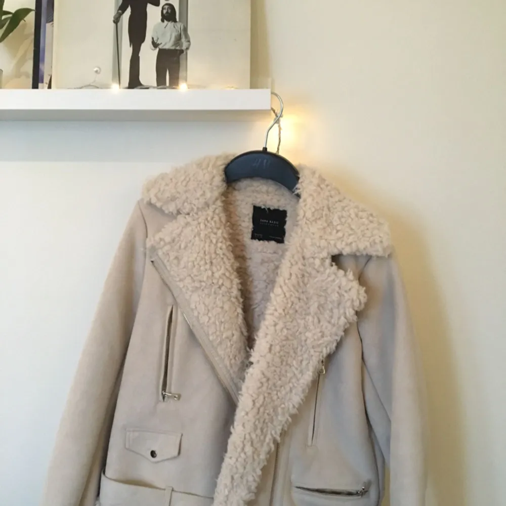 Mockajacka med päls, köpt på Zara förra vintern, använd 2ggr. Frakt tillkommer ❣️. Jackor.