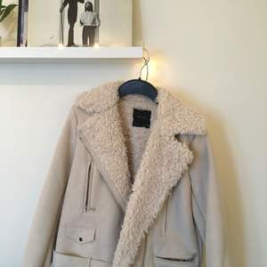 Mockajacka med päls, köpt på Zara förra vintern, använd 2ggr. Frakt tillkommer ❣️