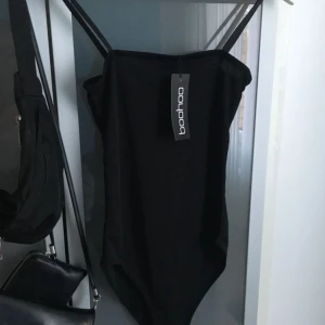  - FRI FRAKT❤️HELT NY!!! Poppis ribbad body med tunna justerbara axelband. ”Square neck” alltså helt rak längst upp både fram o bak. Inget knäppe mellan benen o inte heller string. Passar ej om man har större bröst än B-kupa då den inte riktigt täcker (även därför jag säljer den) 